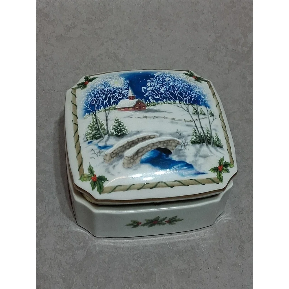 Heritage House Porcelain Music Box Melodies of Christmas Silent Night Ed. 1987